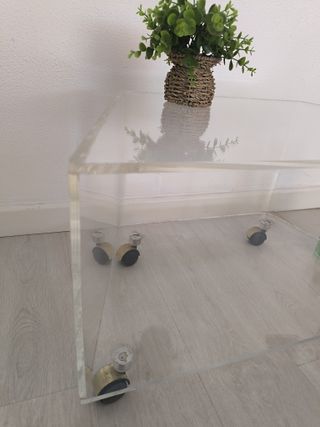Mesa auxiliar metacrilato con ruedas
