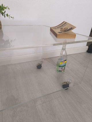 Mesa auxiliar metacrilato con ruedas