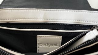 Bolso Desigual negro con diseño floral