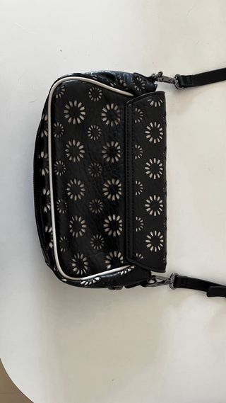 Bolso Desigual negro con diseño floral