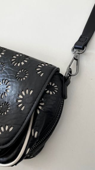 Bolso Desigual negro con diseño floral
