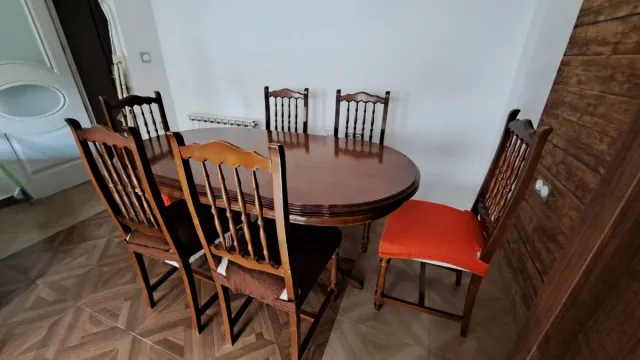Mesa de comedor de madera con 6 sillas