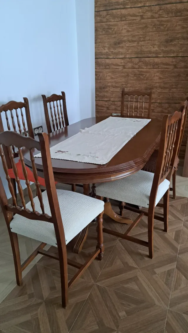 Mesa de comedor de madera con 6 sillas