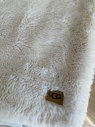 Manta UGG de peluche color crema