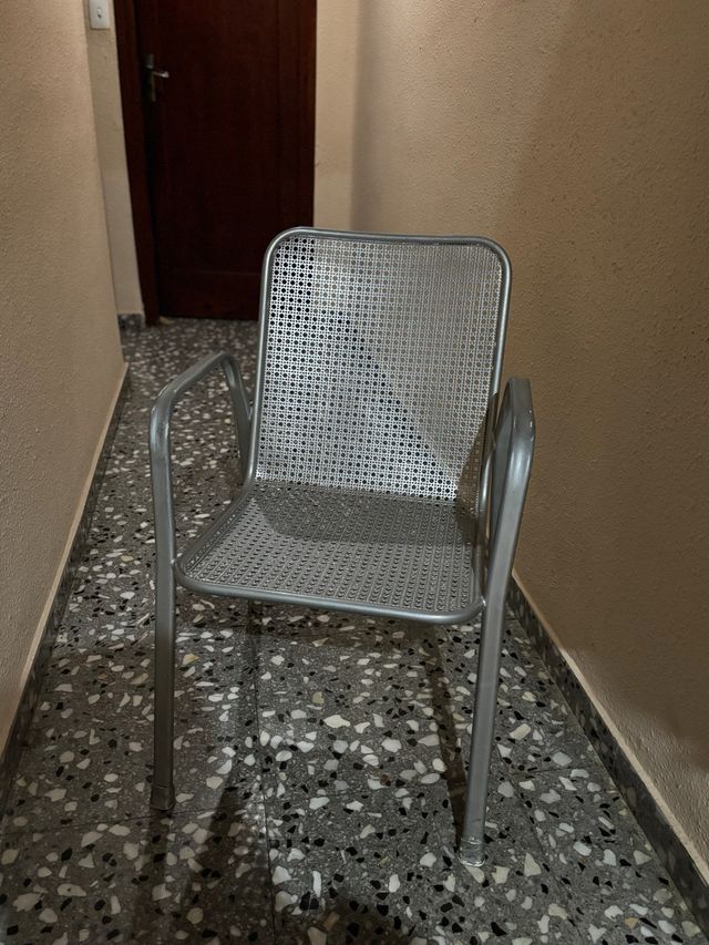 Silla de metal plateada