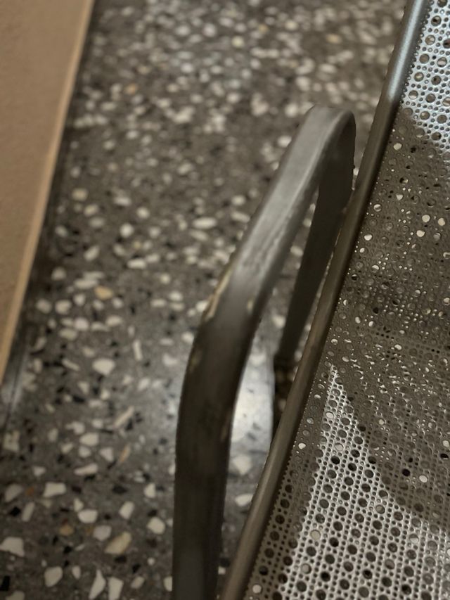 Silla de metal plateada