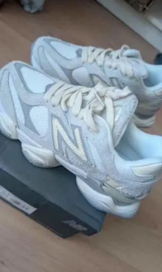 New Balance 9060 Deportiva Beige/Gris