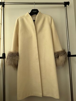 Abrigo de lana crema con puños de pelo zorro 