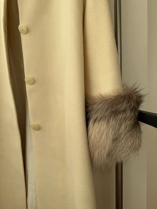 Abrigo de lana crema con puños de pelo zorro 