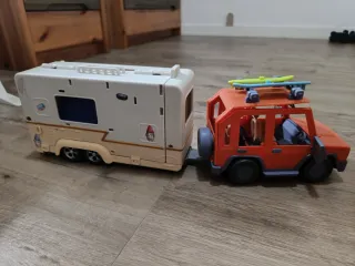 Coche y caravana Bluey
