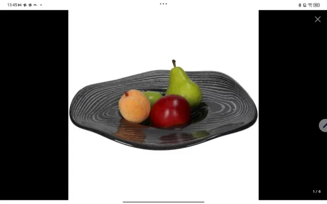 Fuente de vidrio negra con diseño ondulado