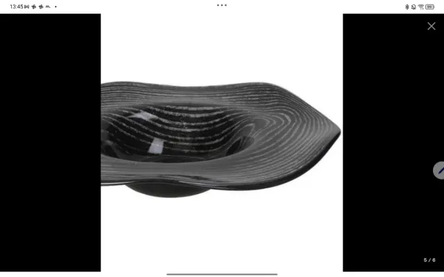 Fuente de vidrio negra con diseño ondulado