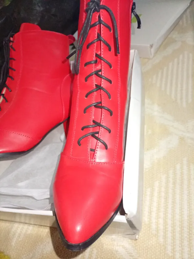 Botines rojos con cordones