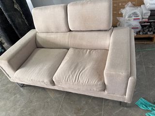 Sofá de 2 plazas en tela beige