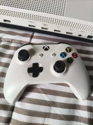 Xbox One S da 1 TB con controller