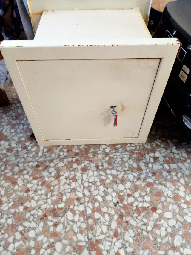 Caja fuerte metálica blanca
