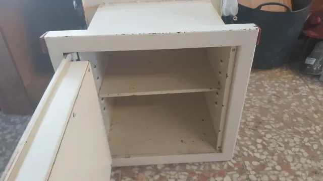 Caja fuerte metálica blanca