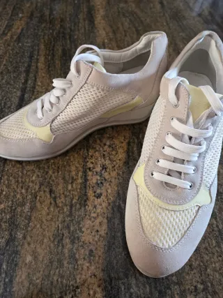 Zapatillas cuña beige y amarillo