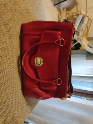 Borsa Moschino fucsia usata
Rovinati i manici foto