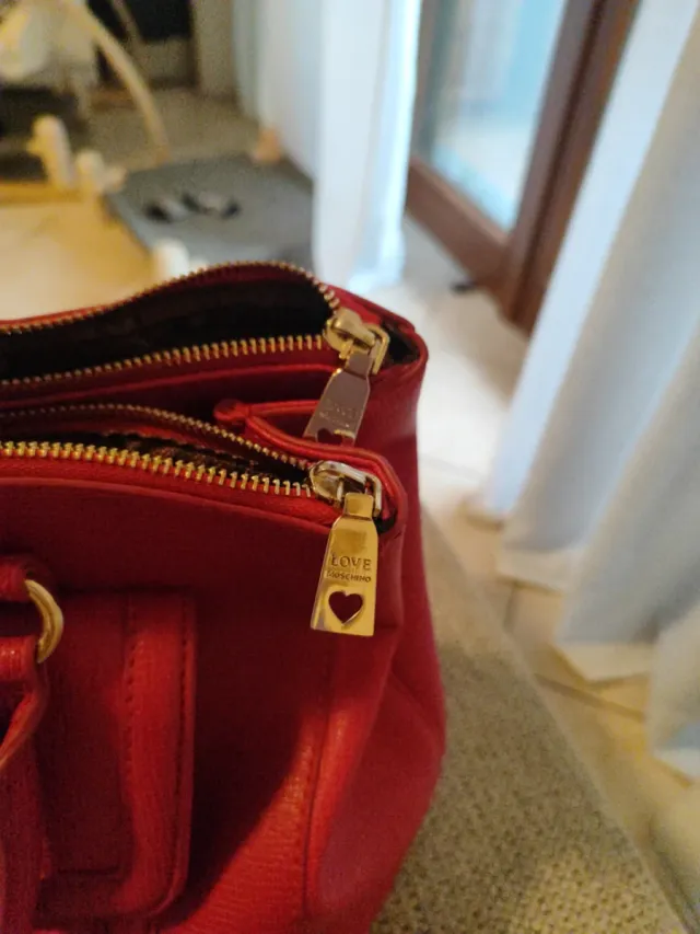 Borsa Moschino fucsia usata
Rovinati i manici foto