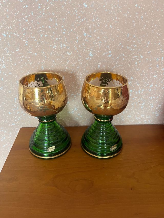 Copas musicales de cristal doradas y verdes