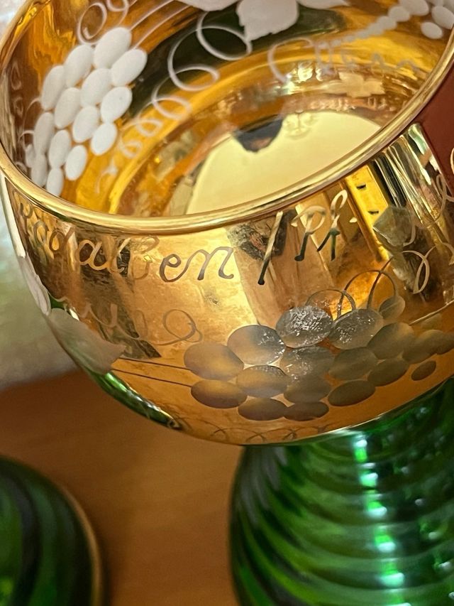 Copas musicales de cristal doradas y verdes