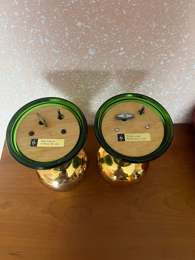 Copas musicales de cristal doradas y verdes