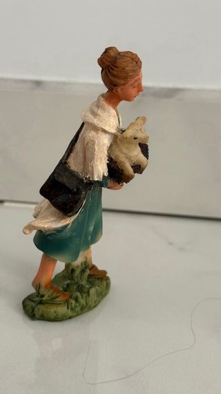Figura Belén Pastora con oveja 11 cm