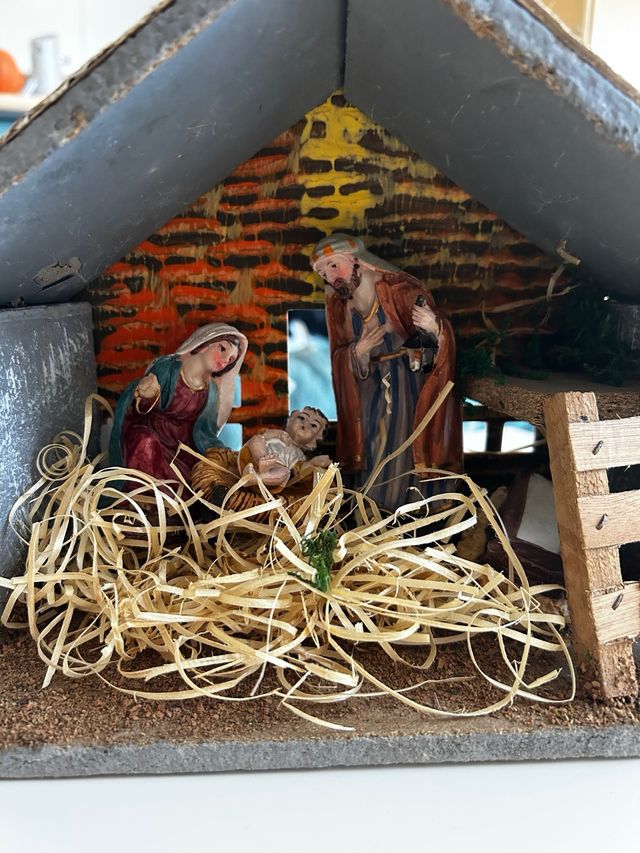 Belén de plástico y madera