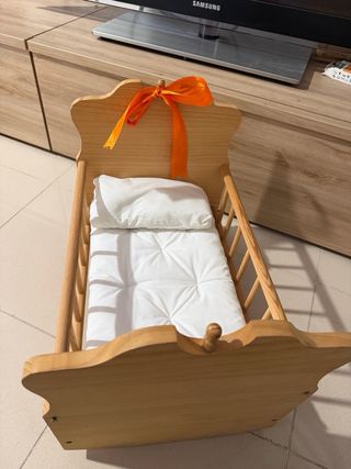 Cuna mecedora de bebé de madera