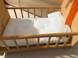 Cuna mecedora de bebé de madera