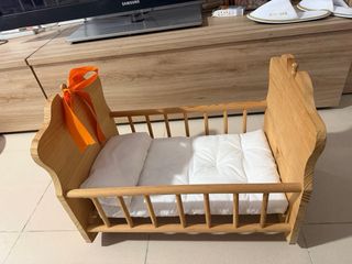 Cuna mecedora de bebé de madera