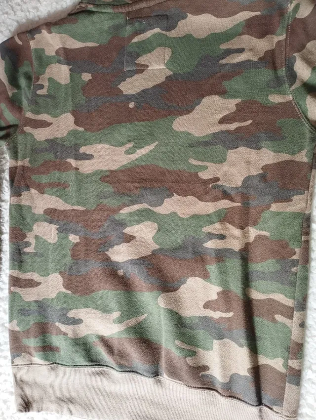 Sudadera con capucha y bolsillo camuflaje