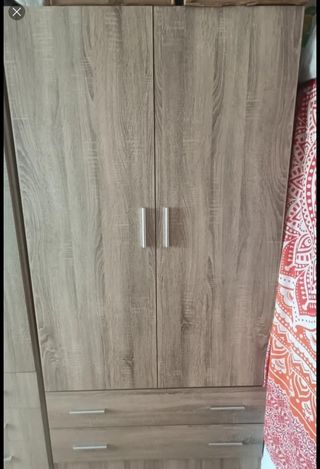Armadio in legno con cassetti