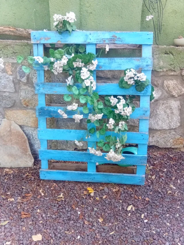 Palet decorativo pintado a mano con flores.