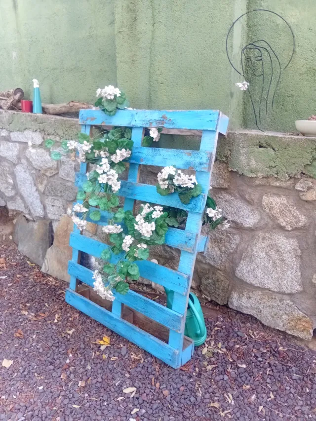 Palet decorativo pintado a mano con flores.