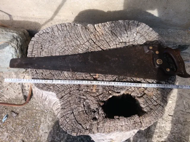 Sierra de mano antigua para madera