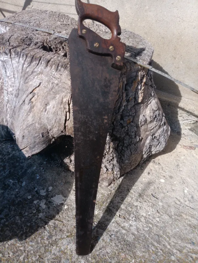 Sierra de mano antigua para madera