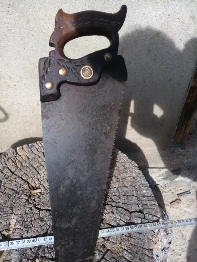 Sierra de mano antigua para madera