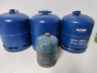 4 Bombonas de Camping  Gas (2 llenas)