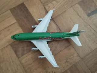 Avión de juguete verde