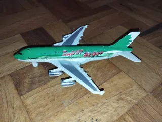 Avión de juguete verde