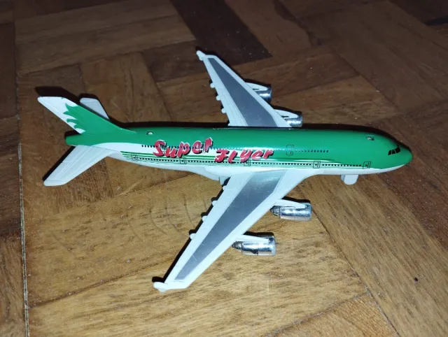 Avión de juguete verde