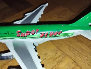 Avión de juguete verde