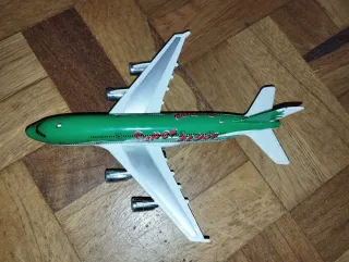 Avión de juguete verde