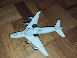 Avión de juguete verde