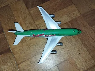 Avión de juguete verde