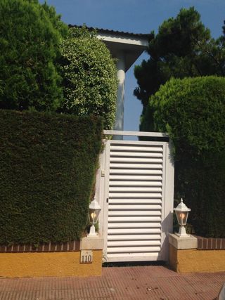 Puerta de jardín blanca.