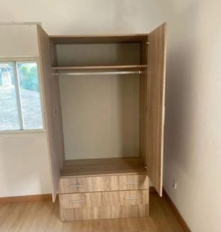 Mobile in legno marrone con cassetti