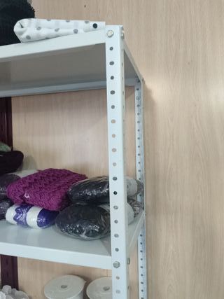 Estantería metálica blanca